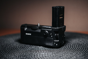 Sony аккумуляторный чехол для гибридных камер A9 / A7M3