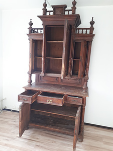 Антикварный шкаф (2 фото из 3)