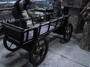 Декоративная телега из дерева