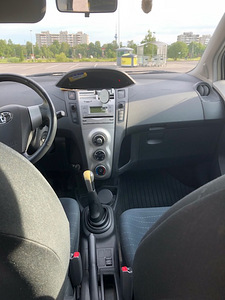 Toyota Yaris (5 foto / 5)