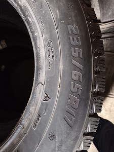 Зимние шины 235/65R17 (1 фото из 4)