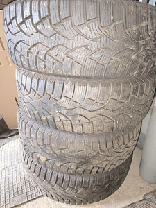 Зимние шины 235/65R17 (3 фото из 4)