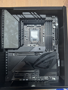 Продаю материнскую плату ASUS ROG MAXIMUS Z790 DARK HERO (1 фото из 3)