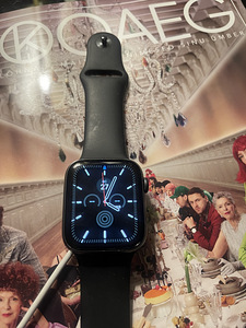 Apple Watch 4 44 мм космический серый