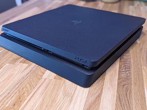Sony PlayStation 4 Slim (1 foto / 2)
