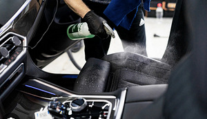 Autode salongi keemilise puhastuse ja koristuse töötaja (1 foto / 1)