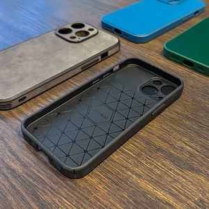 Чехол на iPhone 13 mini (3 фото из 4)