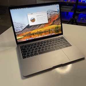 MacBook Pro 2017 года (3 фото из 4)