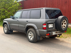 Nissan Patrol (5 foto / 10)