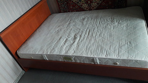 Кровать полуторная с матрасом