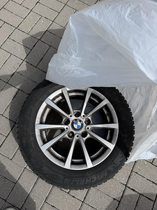 BMW 16" 205/60 литые диски + шипованные шины (1 фото из 3)