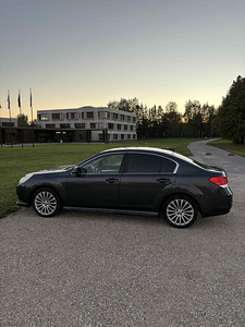 Subaru Legacy (3 фото из 8)