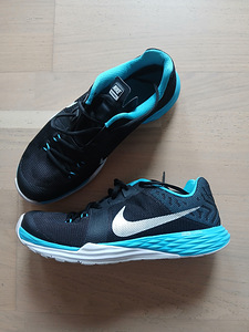 Кроссовки Nike р.42.5 (2 фото из 2)