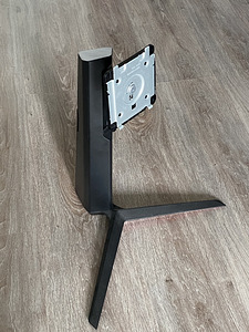 LG 24GN650-B monitori lauakinnitus ja alus (4 foto / 5)