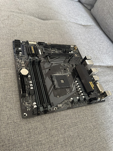 Материнская плата GIGABYTE B550M DS3H (1 фото из 2)