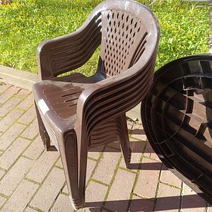 Plastikust laud ja toolid (5 foto / 10)