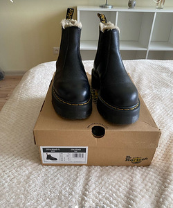 DR MARTENS 2976 FAUX FUR LINED PLATFORM CHELSEA BOOTS (2 foto / 6)