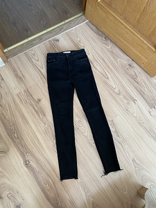 Zara узкие джинсы размер 34 (2 фото из 3)