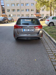 Toyota Auris (2 фото из 5)