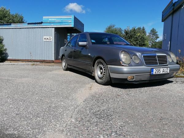 Mercedes-benz E300TD (foto #1)