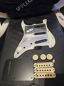 Fender Strat varuosade komplekt (5 foto / 6)