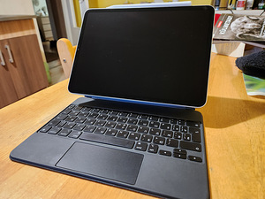 Apple iPad Pro 11" 2022 M2 (Wi-Fi, 256 GB) - Värvus: Silver (2 foto / 10)