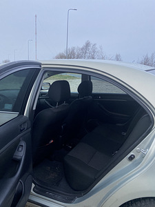 Toyota Avensis 2.0 108kw (8 foto / 8)