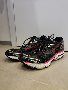 Müüa Mizuno laste spordijalanõud (3 foto / 3)
