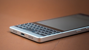 Tippklassi Blackberry Key2 6/128GB, uueväärne (8 foto / 9)