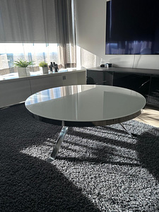 Elegantne valge klaasist kohvilaud kroomitud jalgadega (1 foto / 2)