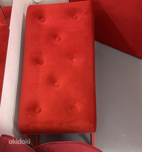 Müüa eridisainiga tumepunast värvi toolid (foto #1)