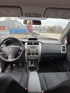 Suzuki Liana (7 foto / 10)