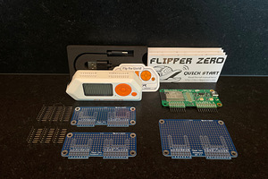 Flipper Zero с аксессуарами (1 фото из 2)