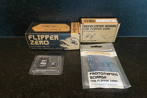 Flipper Zero с аксессуарами (2 фото из 2)