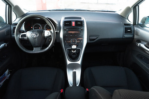 Toyota Auris 2012 1.6 manuaal (8 foto / 15)