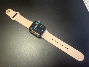 Apple Watch Series 6 GPS + Cellular, 40mm Gold Aluminium (7 foto / 10)