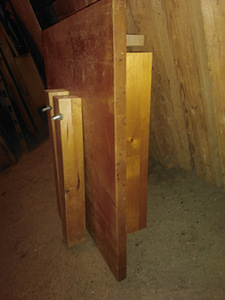 Крепкий столик 50х50, H= 45cm, из березы. (2 фото из 4)