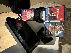 Ps4 + 2 controllers + games