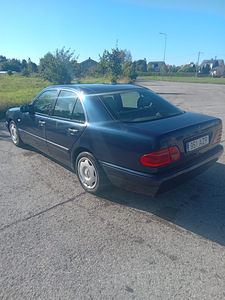 Mercedes Benz e220. Vahetada (5 foto / 8)