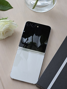 Samsung Galaxy Z Flip5 (1 foto / 9)
