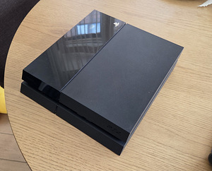 PS4 + 2 pulti + 2 mängu (2 foto / 4)