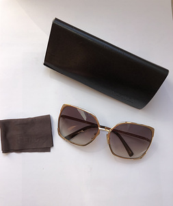 FENDI оригинальные солнечные очки (1 фото из 3)