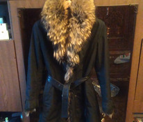 Зимнее пальто с воротником из натурального енота