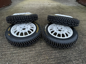 Шипы Pirelli на дисках Evocors (3 фото из 5)