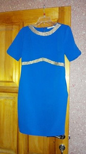 Красивое синее платье с золотой отделкой новое