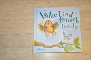 Детская книжка Маленькая птичка парит в полете.