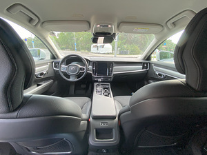 Volvo V90 Momentum 2.0 140kW (9 foto / 15)