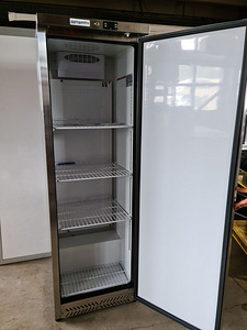 Новый нержавеющий холодильник 400 л