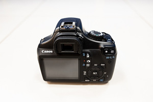 Canon EOS 1100D + Canoni EF-S 18-55mm f/3.5-5.6 IS objektiiv (1 foto / 2)