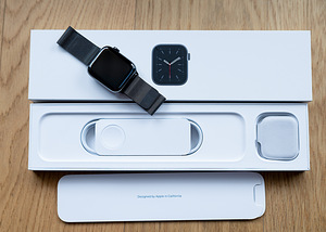 Apple Watch 6 GPS + LTE 44mm Stainless Steel Milanese Loop (1 foto / 3)